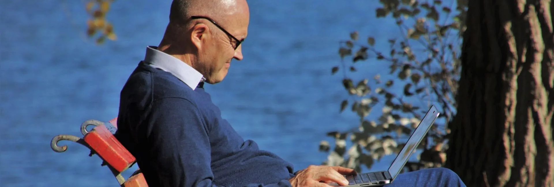 Dos personas dándose la mano en un acuerdo, simbolizando relaciones de confianza.