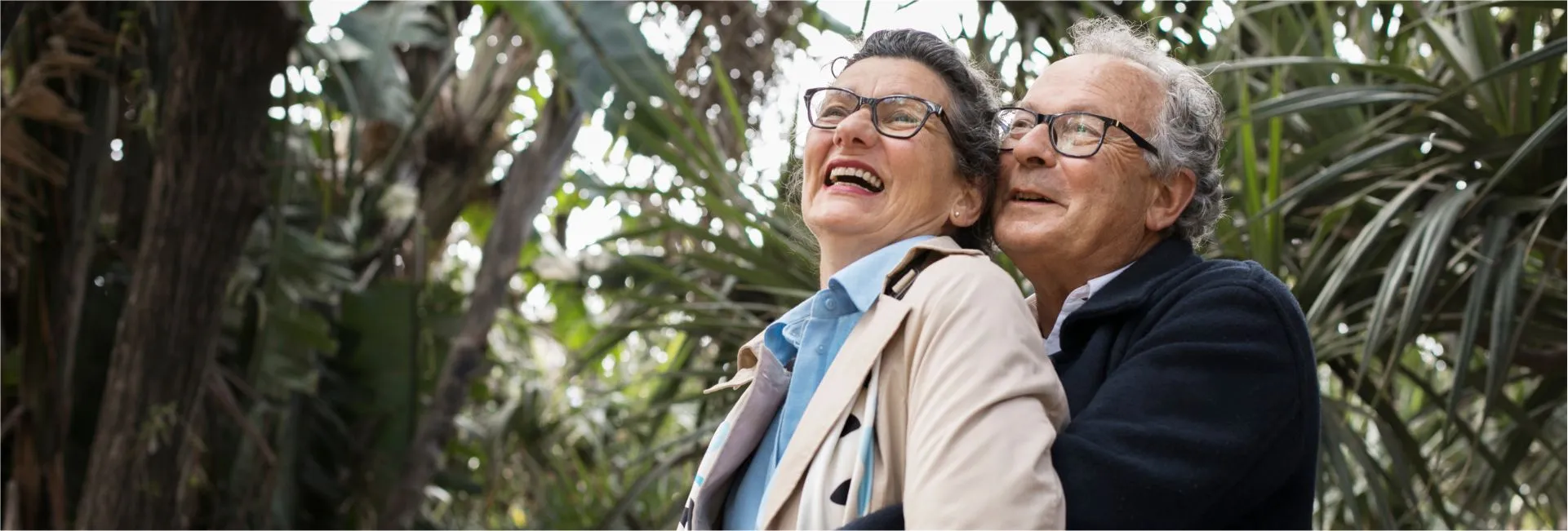 Hombre mayor revisando opciones de crédito en una tableta con una asesora.