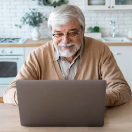 Asesor ayudando a completar formulario de solicitud de crédito