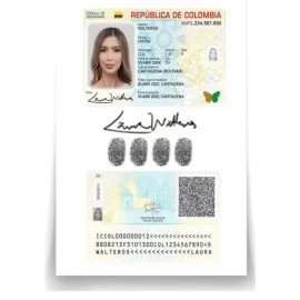 Documentos organizados y firmados para solicitud de crédito