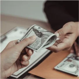 Desembolso de dinero y descuento automático en pensión